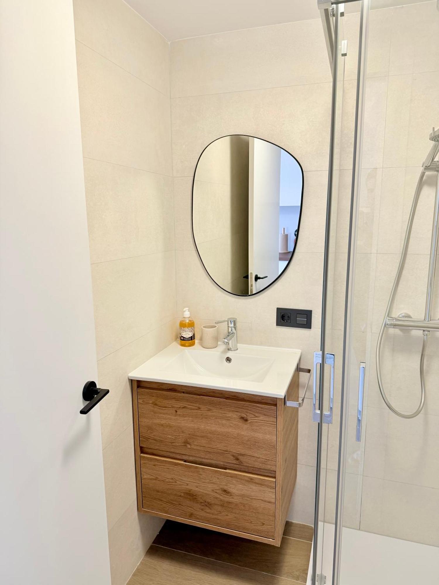 18th Floor Center Riscal Apartment