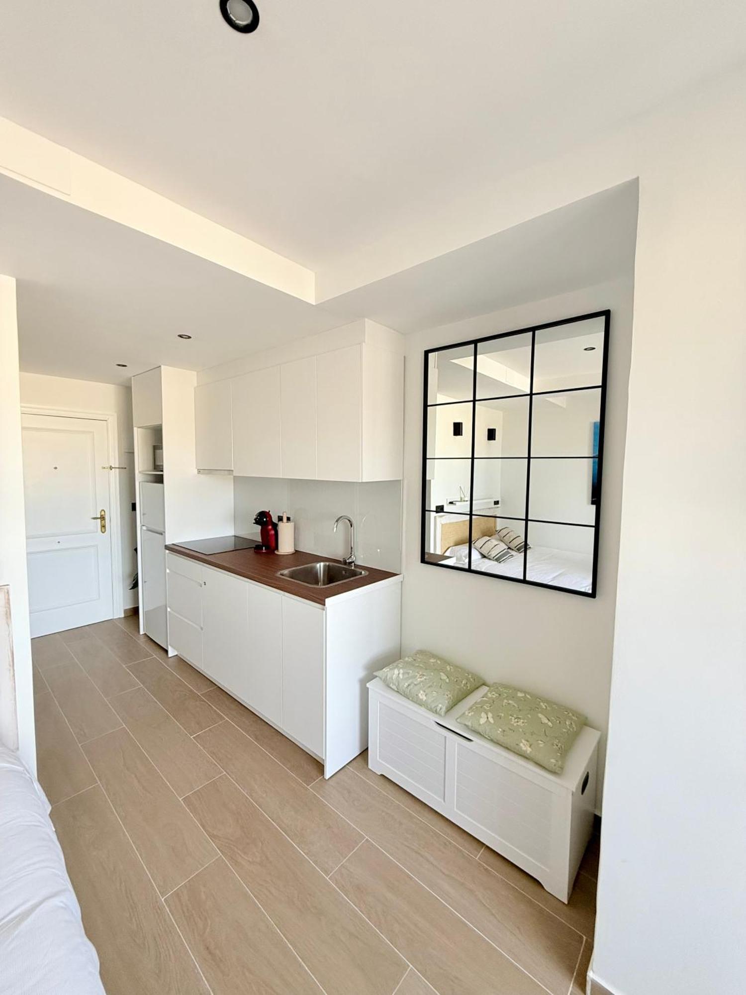 18th Floor Center Riscal Apartment