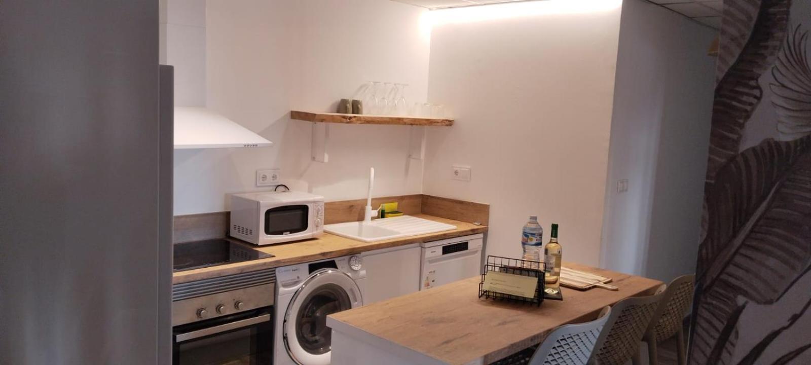 Huoneisto Edificio Amarillo En El Barrio Alicante
