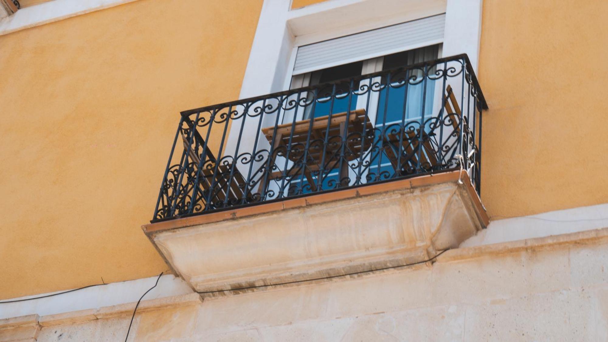 Edificio Amarillo En El Barrio Huoneisto Alicante