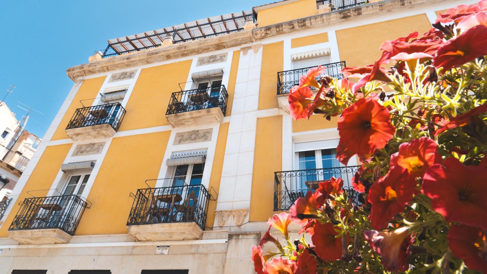 Edificio Amarillo En El Barrio Huoneisto