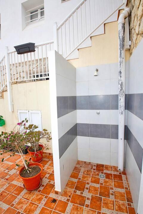 Stylish & Fully Furnished 3 Bedrooms Flat -4 Min Walk To Beautiful Apartment *