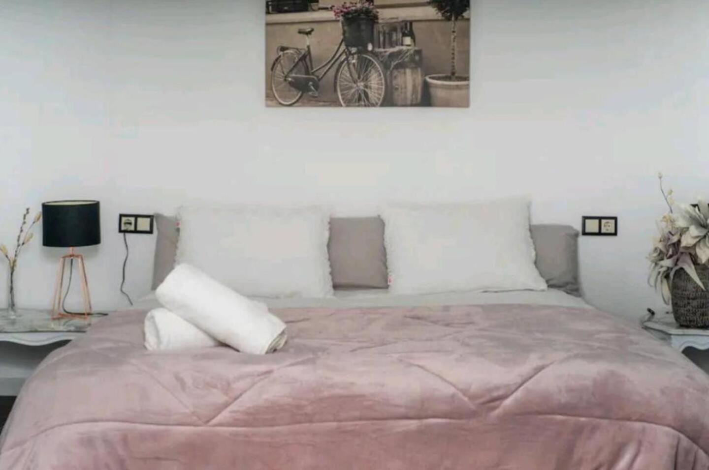 Stylish & Fully Furnished 3 Bedrooms Flat -4 Min Walk To Beautiful *