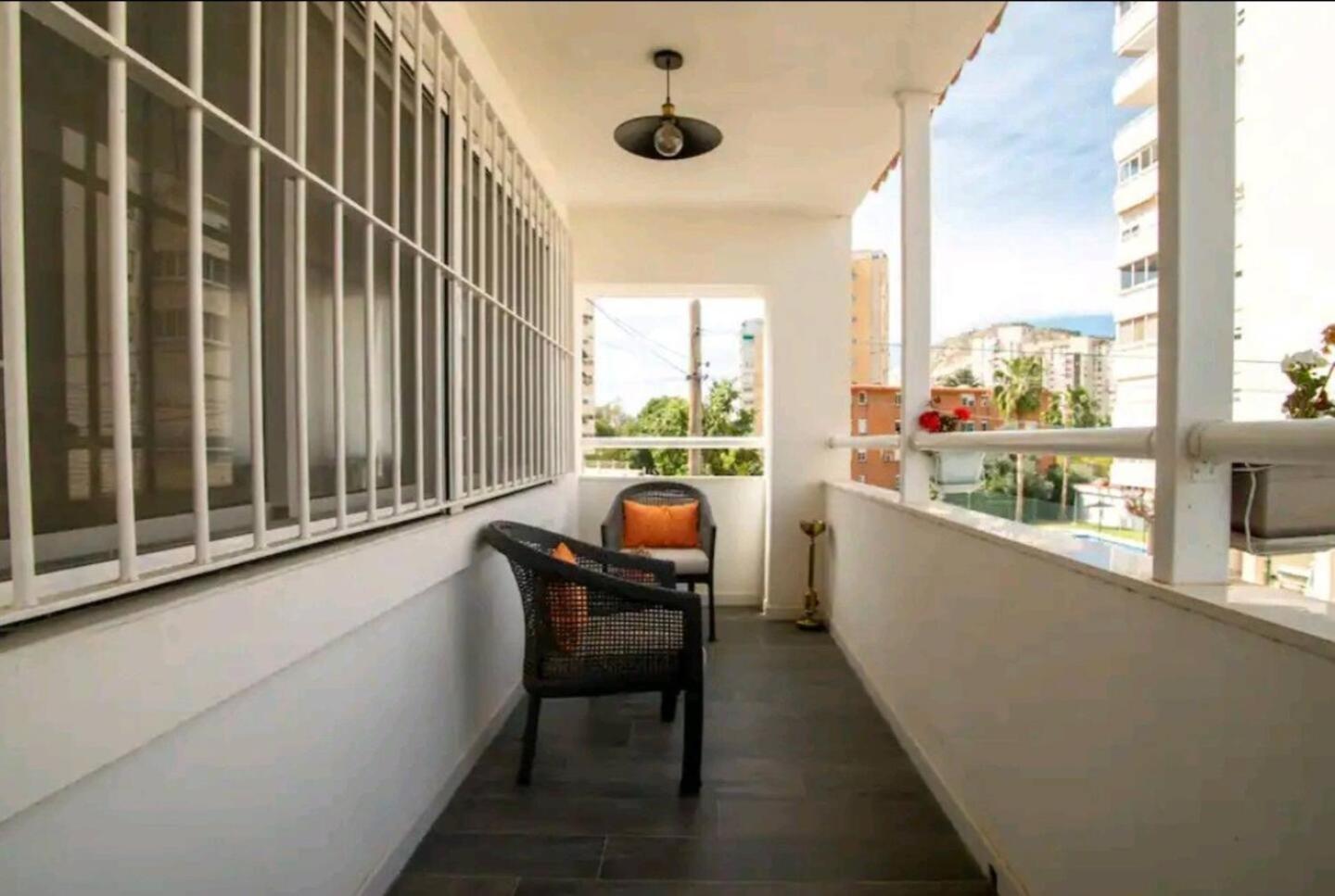 Stylish & Fully Furnished 3 Bedrooms Flat -4 Min Walk To Beautiful * Alicante