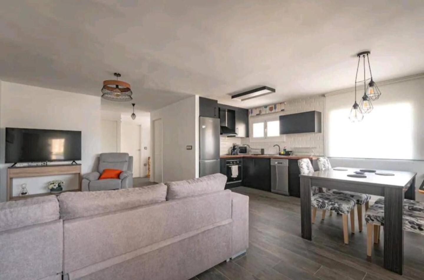 Apartment Stylish & Fully Furnished 3 Bedrooms Flat -4 Min Walk To Beautiful
