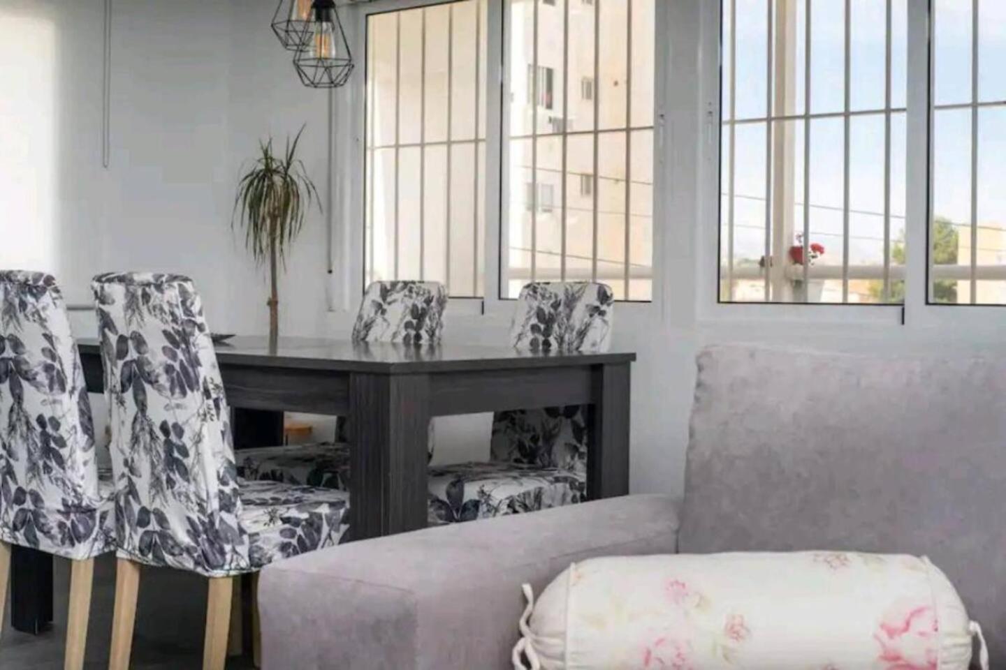 Stylish & Fully Furnished 3 Bedrooms Flat -4 Min Walk To Beautiful Apartment *