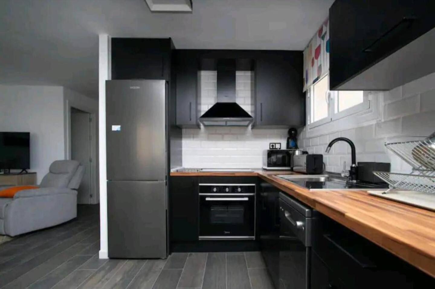 Apartment Stylish & Fully Furnished 3 Bedrooms Flat -4 Min Walk To Beautiful *