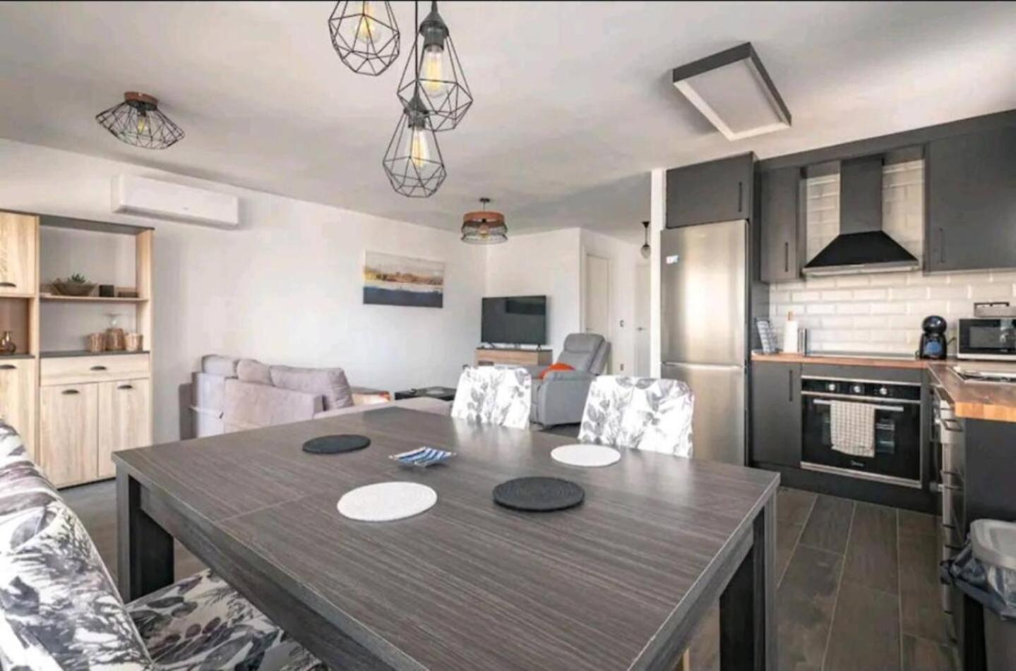 Stylish & Fully Furnished 3 Bedrooms Flat -4 Min Walk To Beautiful Apartment Alicante