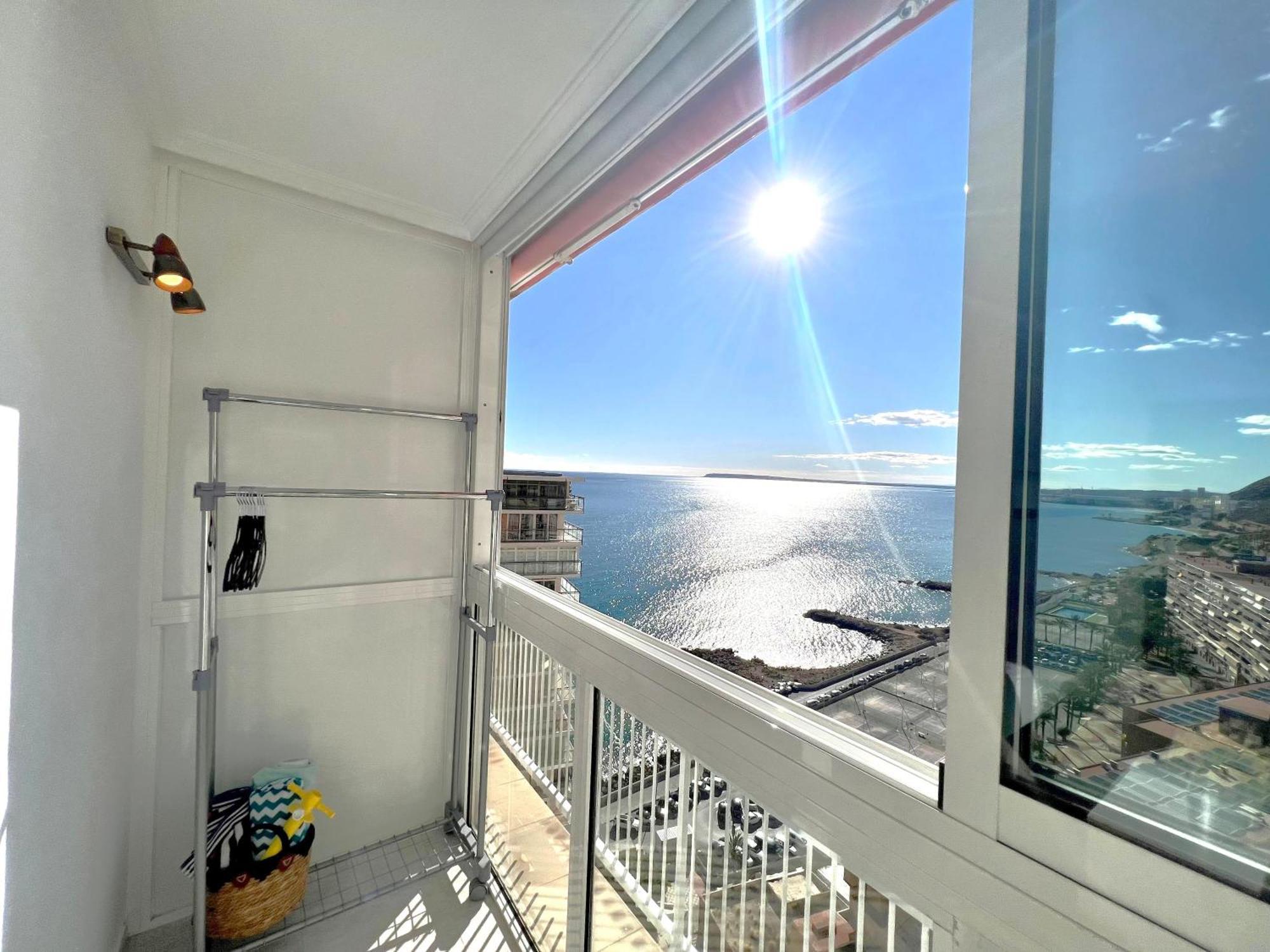 Vistas Al Mar. Gran Salon. Playa A 1 Minuto. Wifi Apartamento