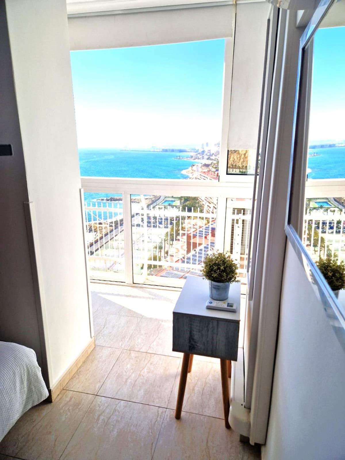 Vistas Al Mar. Gran Salon. Playa A 1 Minuto. Wifi Apartment