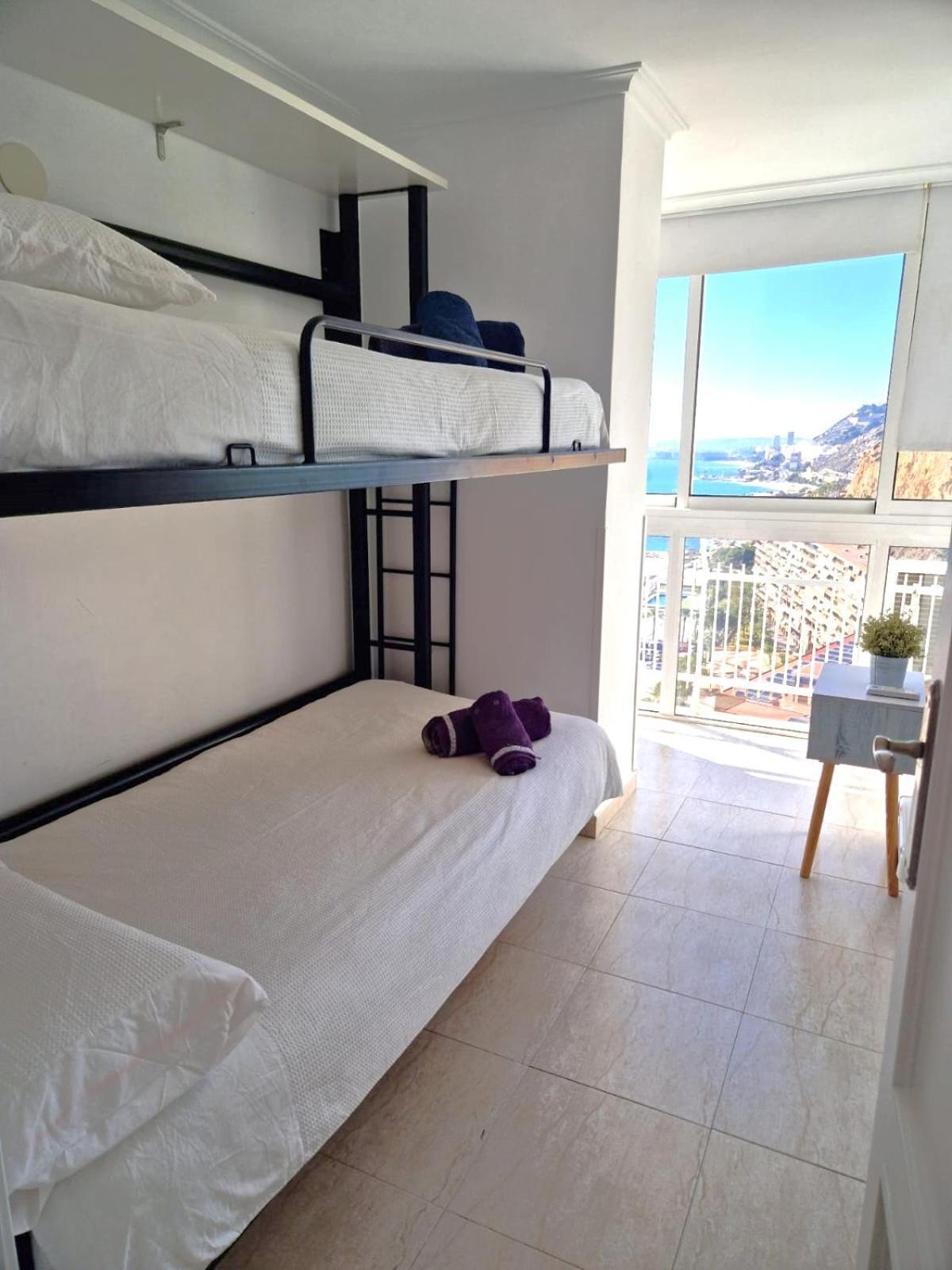 Apartamento Vistas Al Mar. Gran Salon. Playa A 1 Minuto. Wifi *