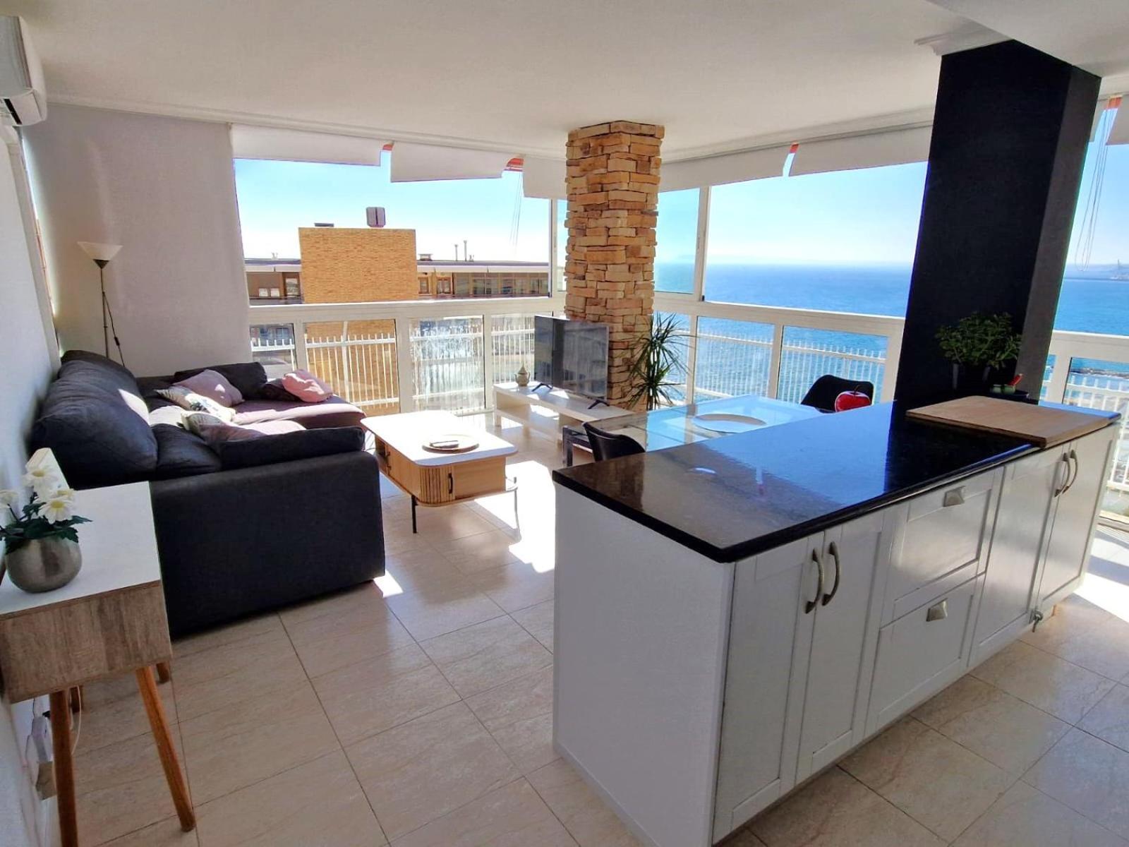 Vistas Al Mar. Gran Salon. Playa A 1 Minuto. Wifi Apartment