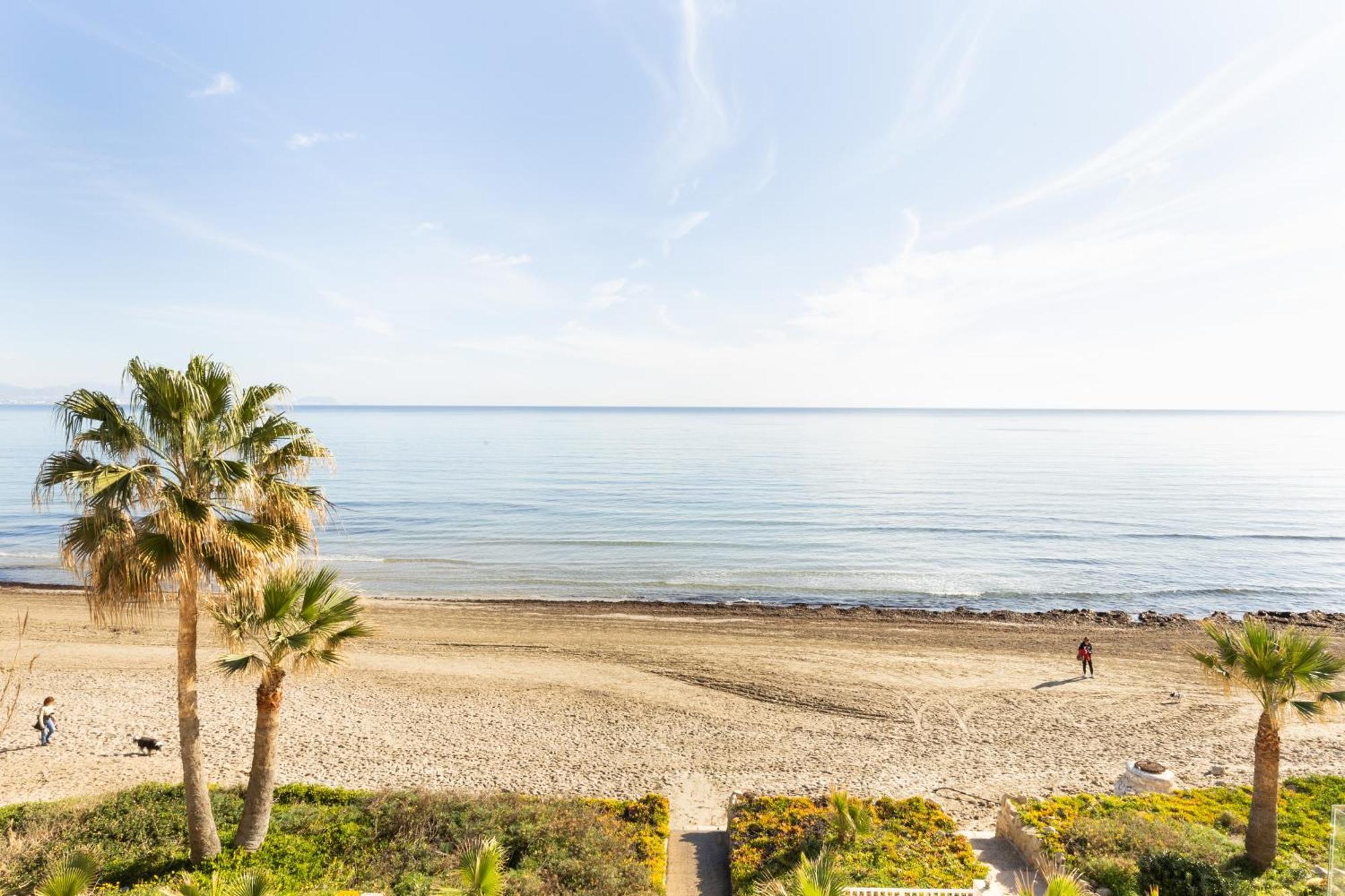 Excepcional Amanecer Al Borde De Playa Y Mar, En Roquetes