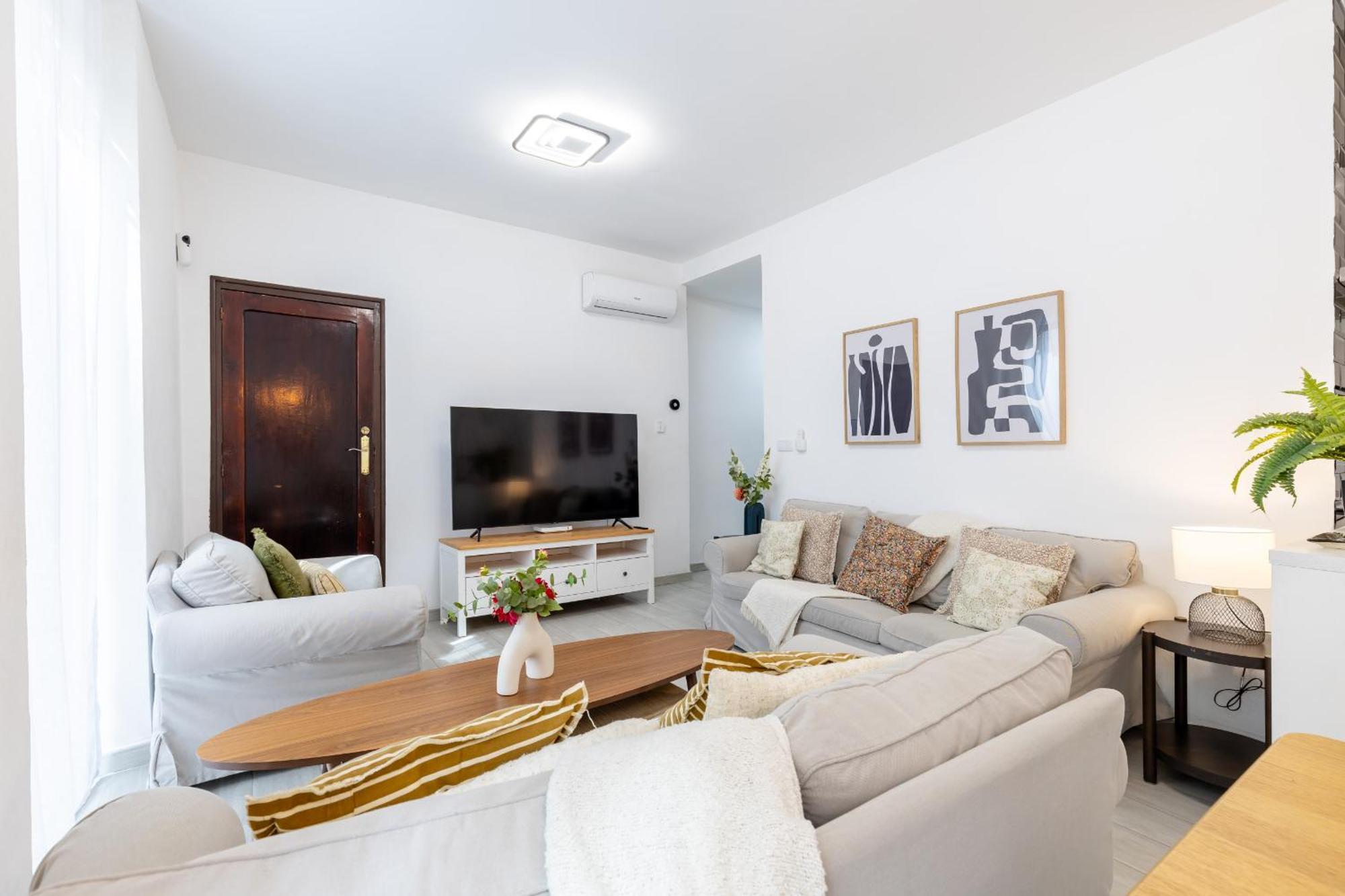 Elegance Cityscape Apartment