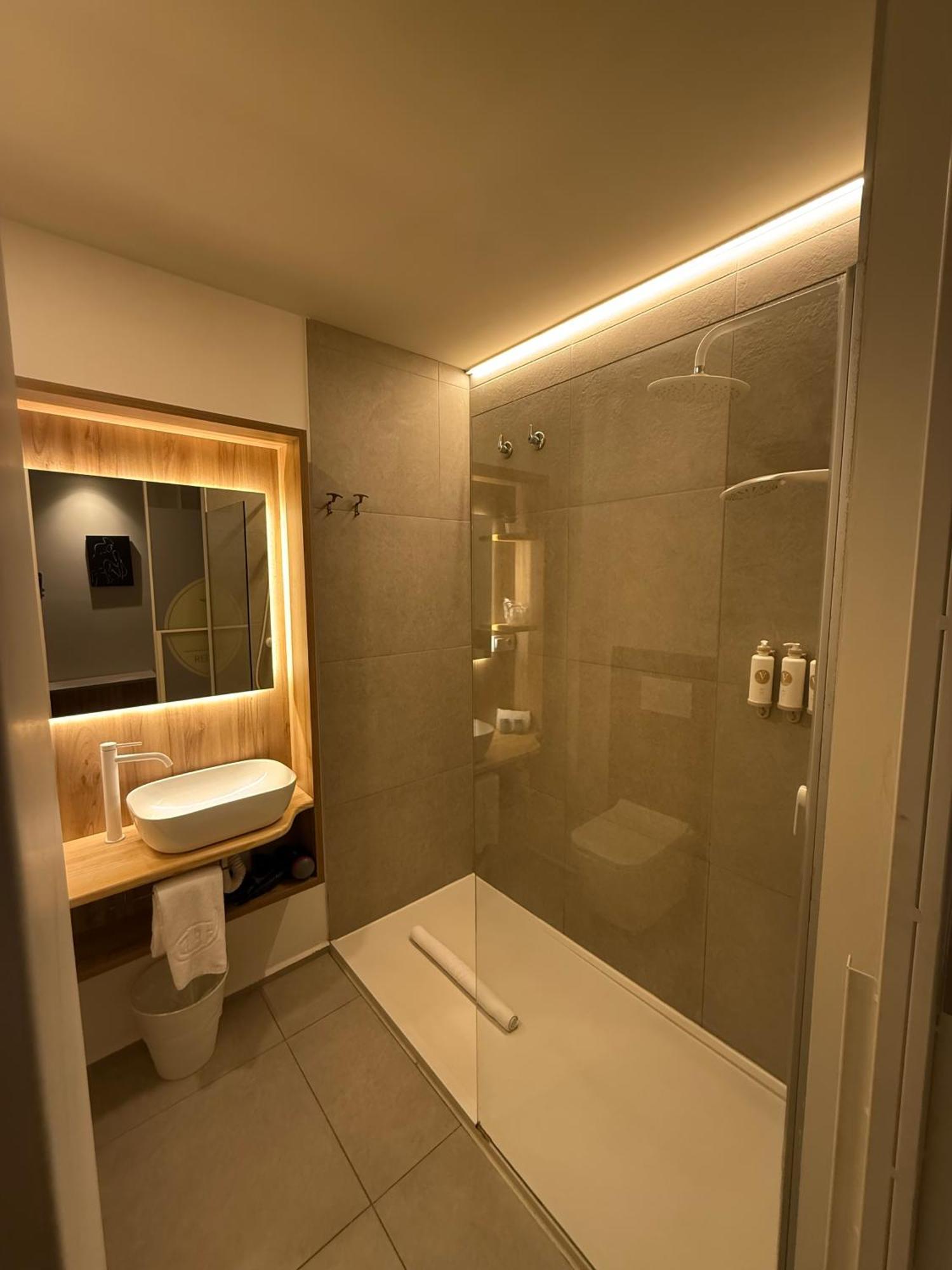 Reina Victoria Velazquez Apartment