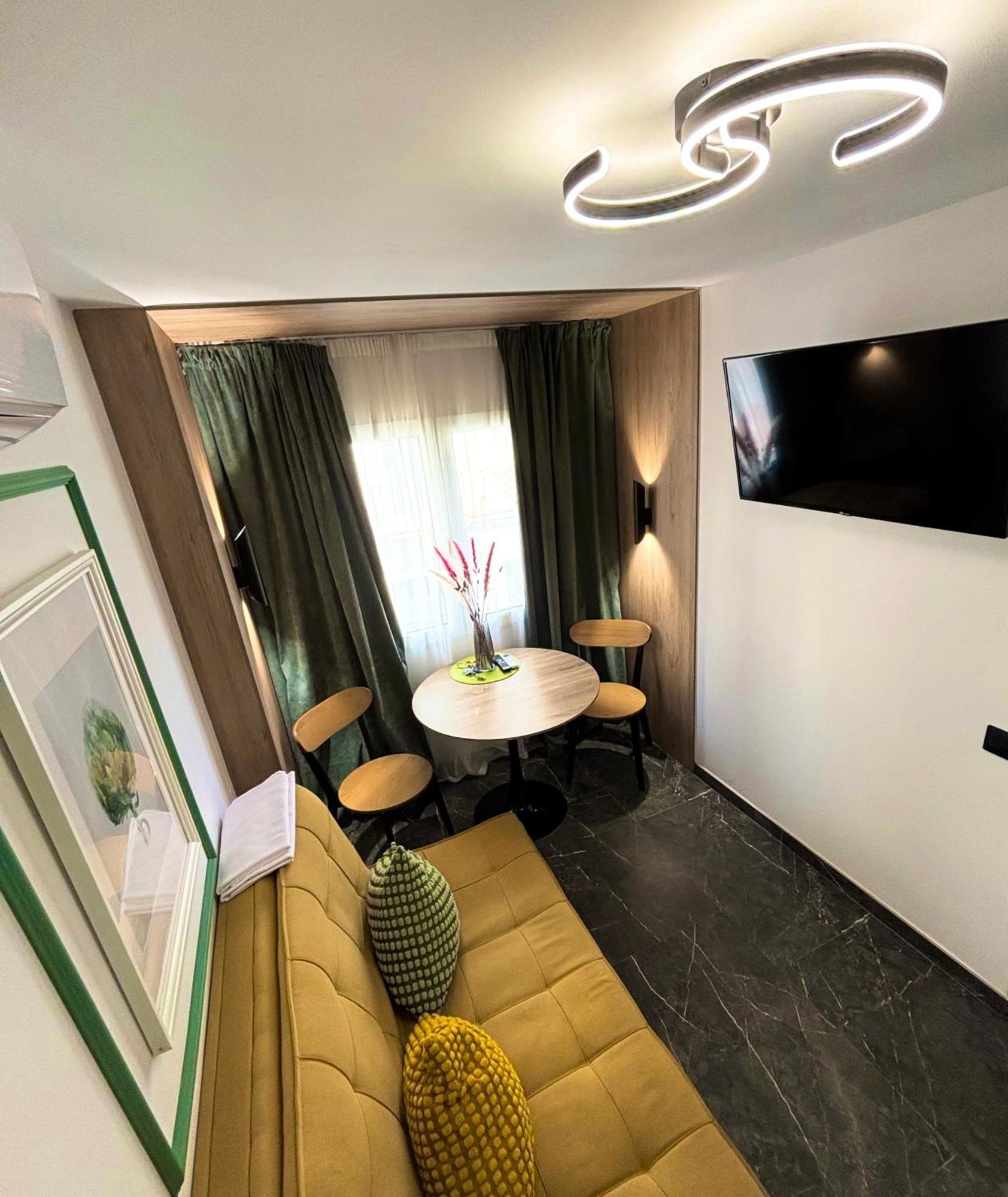 Huoneisto Parking & Patio, Design Centro