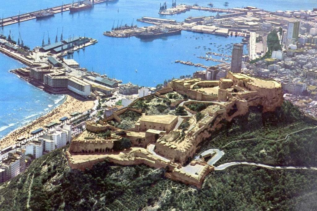 Beach, Center And Entertainment Alicante