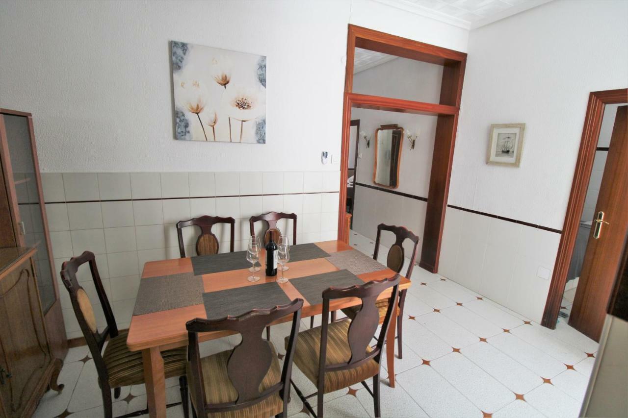 Huoneisto Big With Unique Patio Near Santa Barbara Castle *