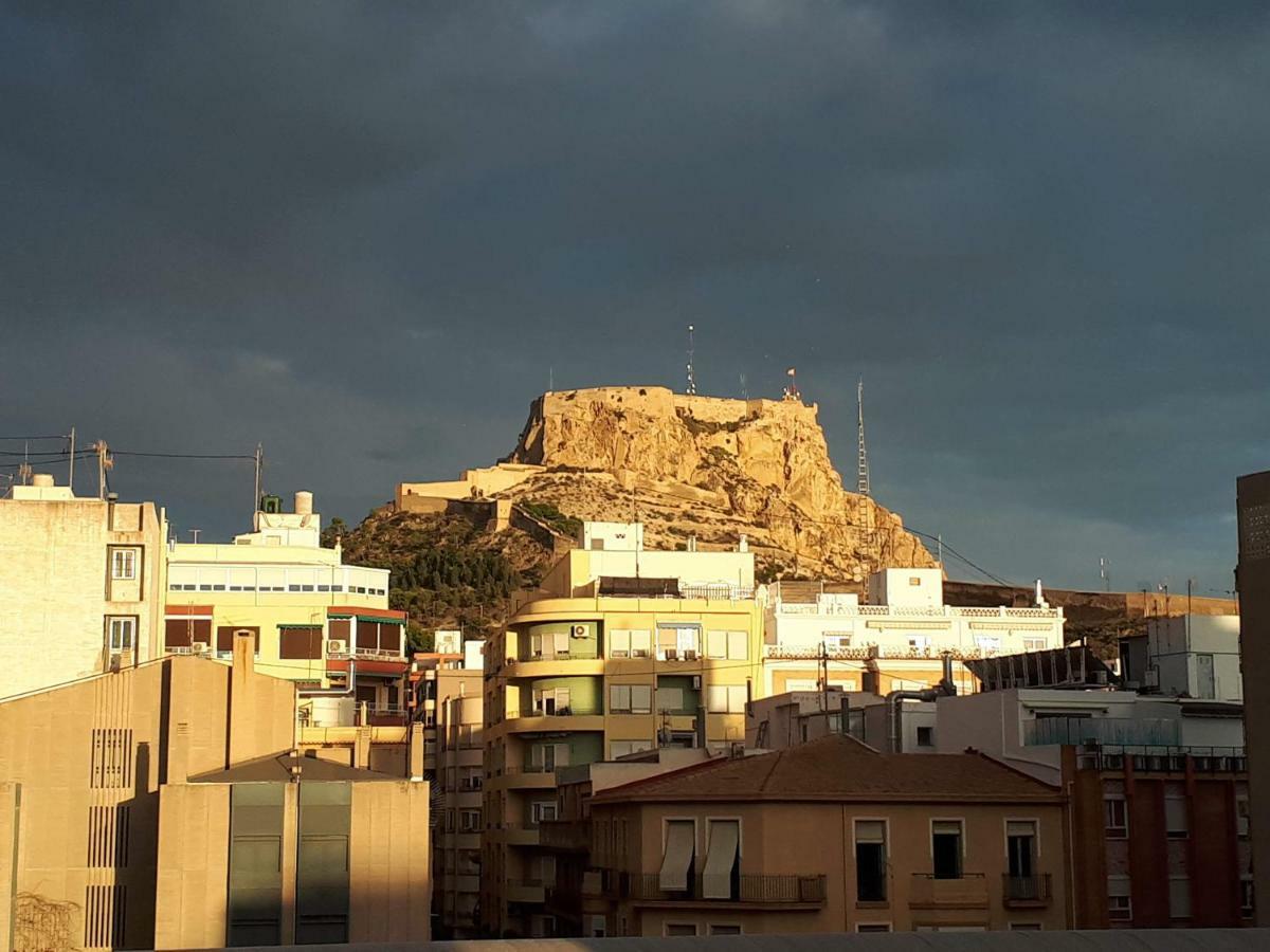 With Private Bathroom And Balcony Nearby The Mercado Central, Center And Beach