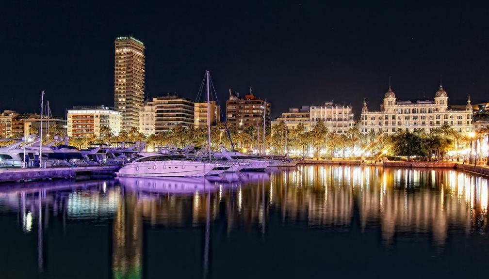 Amplio, Luminoso Y Centrico. Decoracion Cuidada. Huoneisto Alicante
