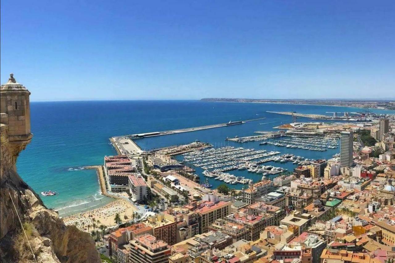Atico Con Terraza En El Centro De Alicante