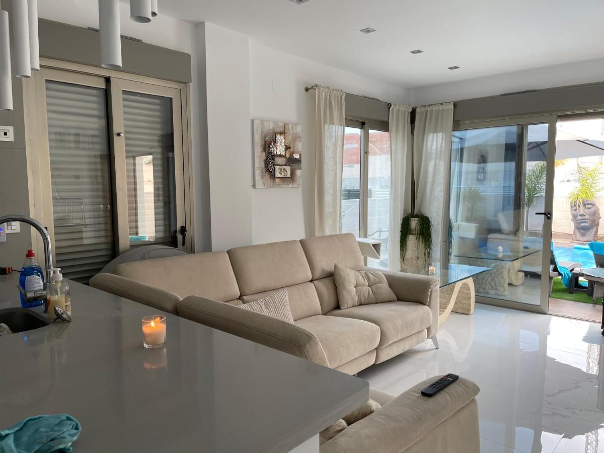 Villa Luxury 4 Bed Private With Option Of Heated Pool In Villamartin *