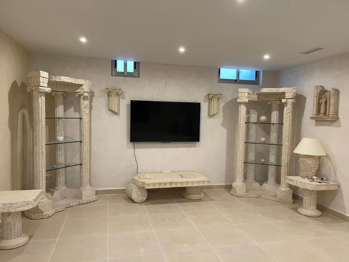 Villa Luxury 4 Bed Private With Option Of Heated Pool In Villamartin