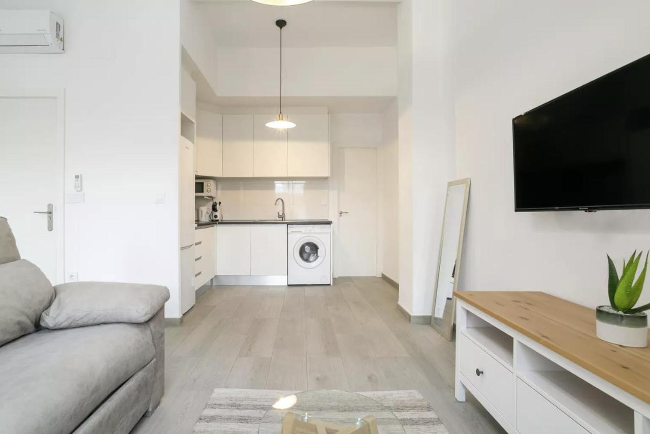 Very And Modern Flat, In Center *