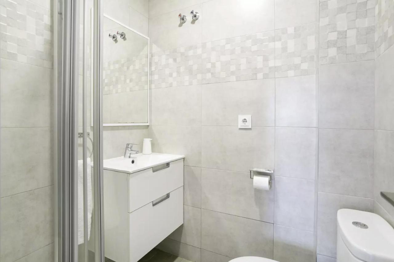 Very And Modern Flat, In Center *