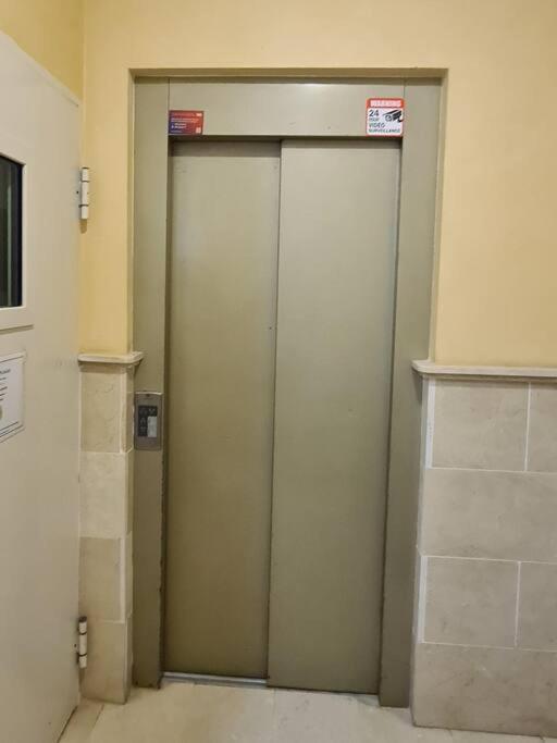 La Puerta Del Mar - *
