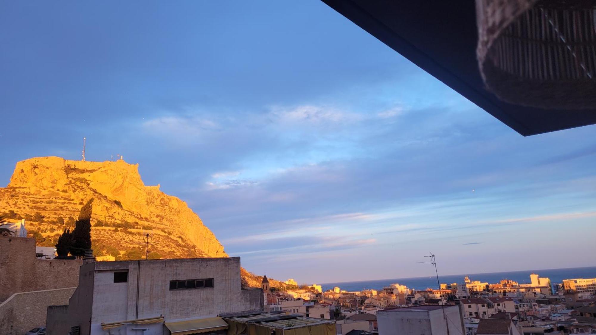 Apartamento Corazon De Con Vistas Al Mar Y Al Castillo Alicante