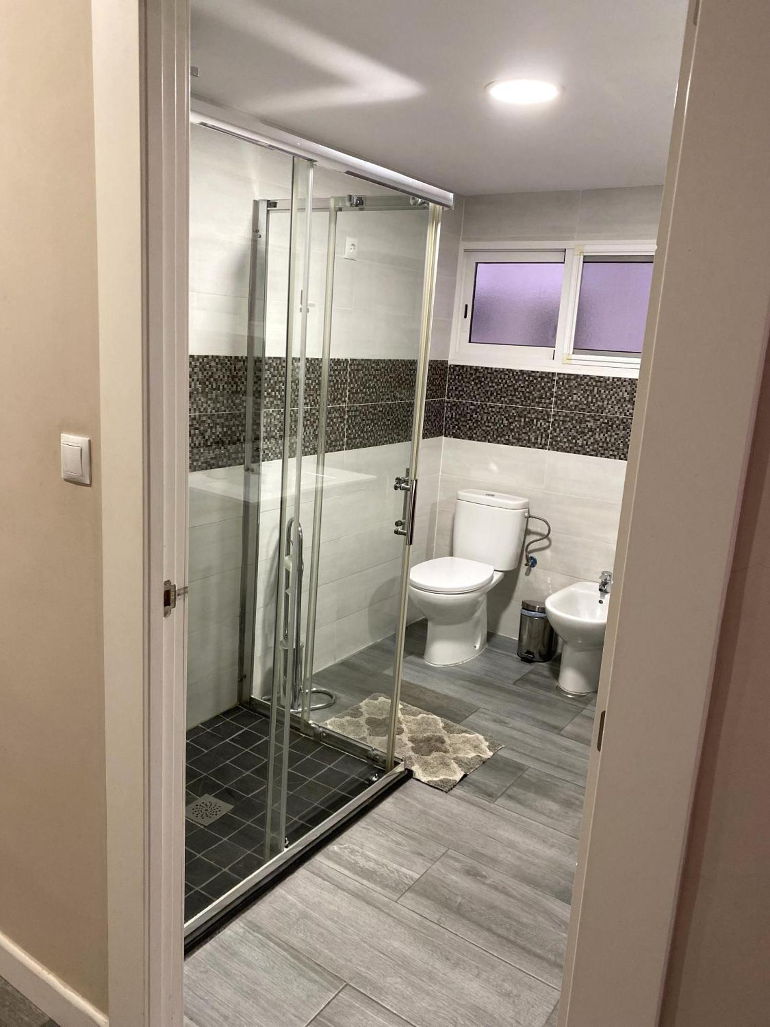 Modern In Center Apartment *