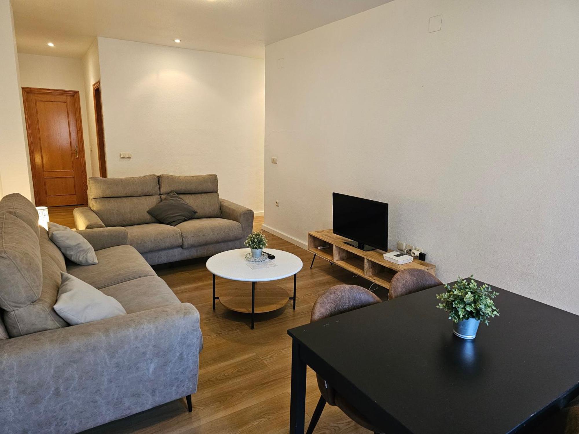 Plaza Apartment *