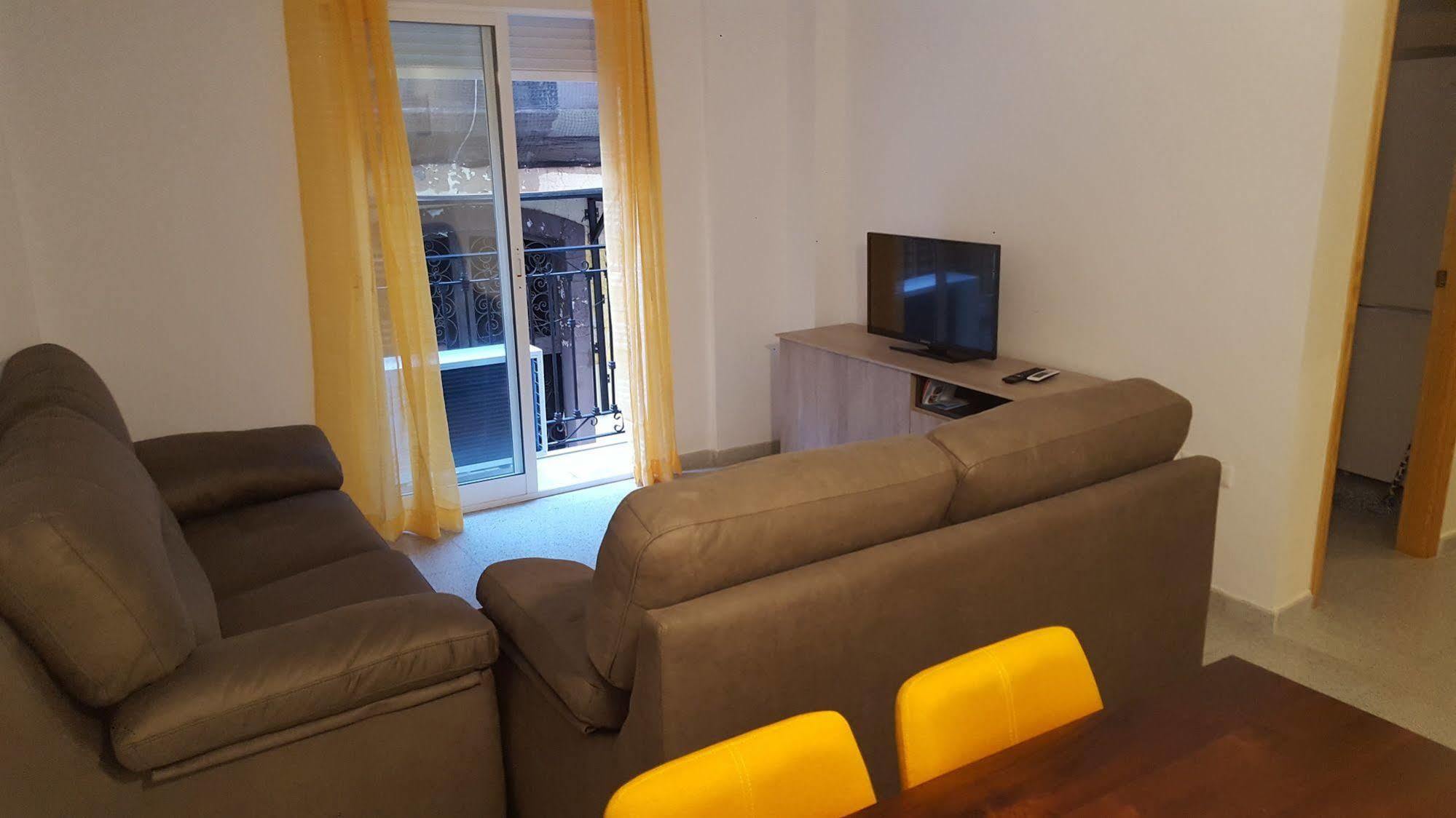 Plaza Apartment *