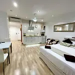 City Centre Sea View Apartment