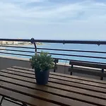 Apartamento Con Terraza Y Vistas Al Mar. Urb Monte Y Mar