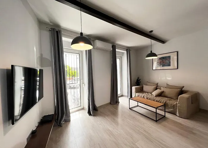 New! Cosy Two Bedroom Apartment By The Beach