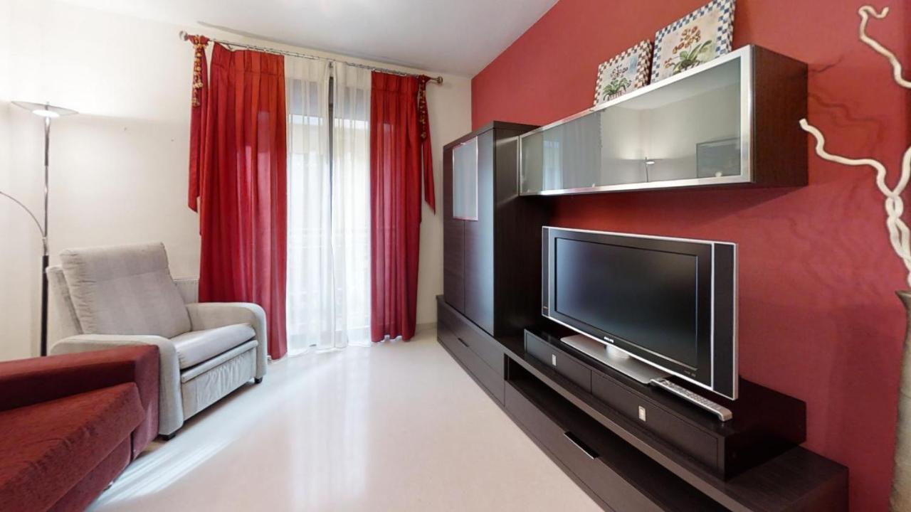 Vibrant Center Apartment