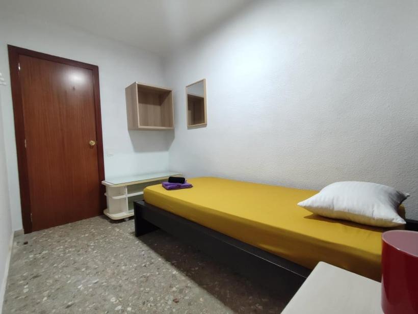 Homestay P-3- комната в квартире для 1 человека в центре Alicante
