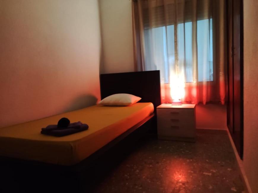 P-3- комната в квартире для 1 человека в центре Homestay Alicante