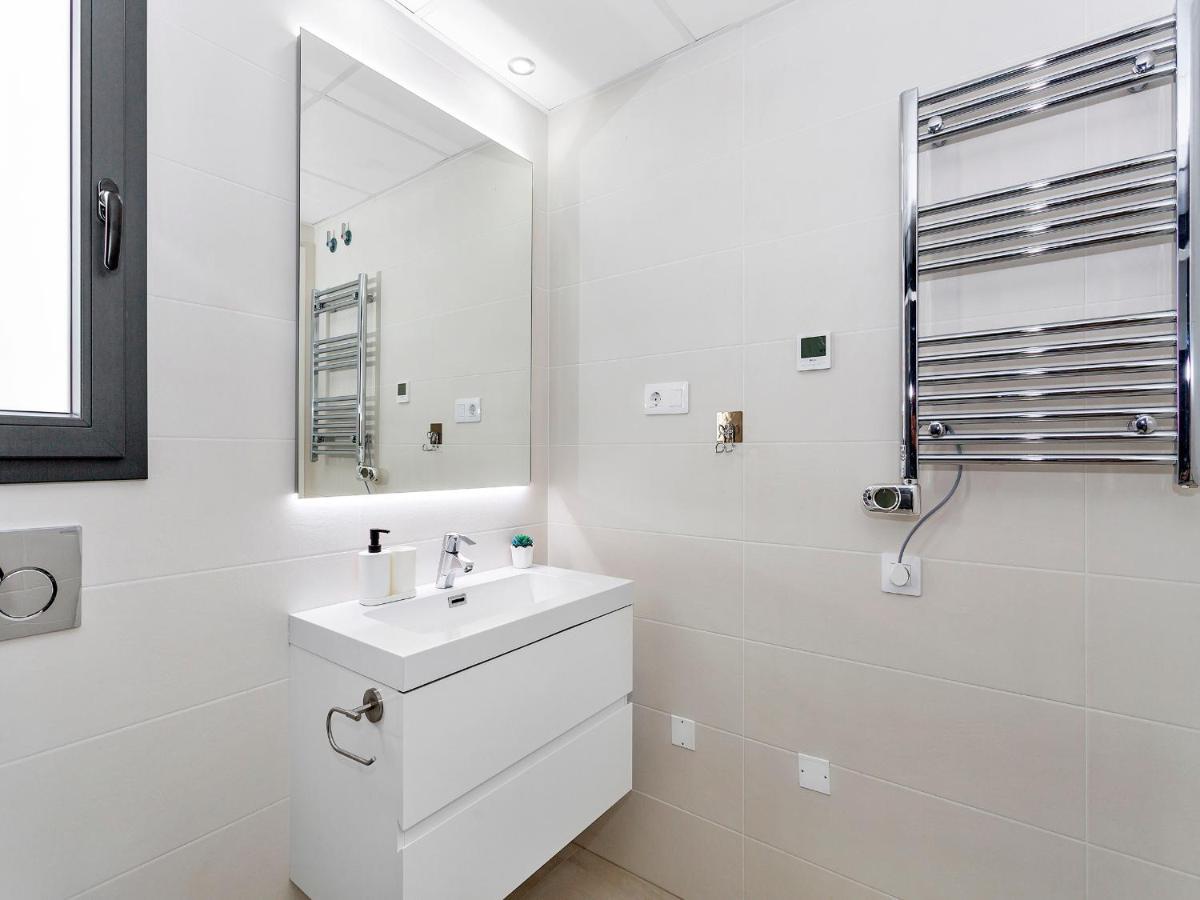 Apartment Lovely First Floor Apartment, Heating Pool ! *