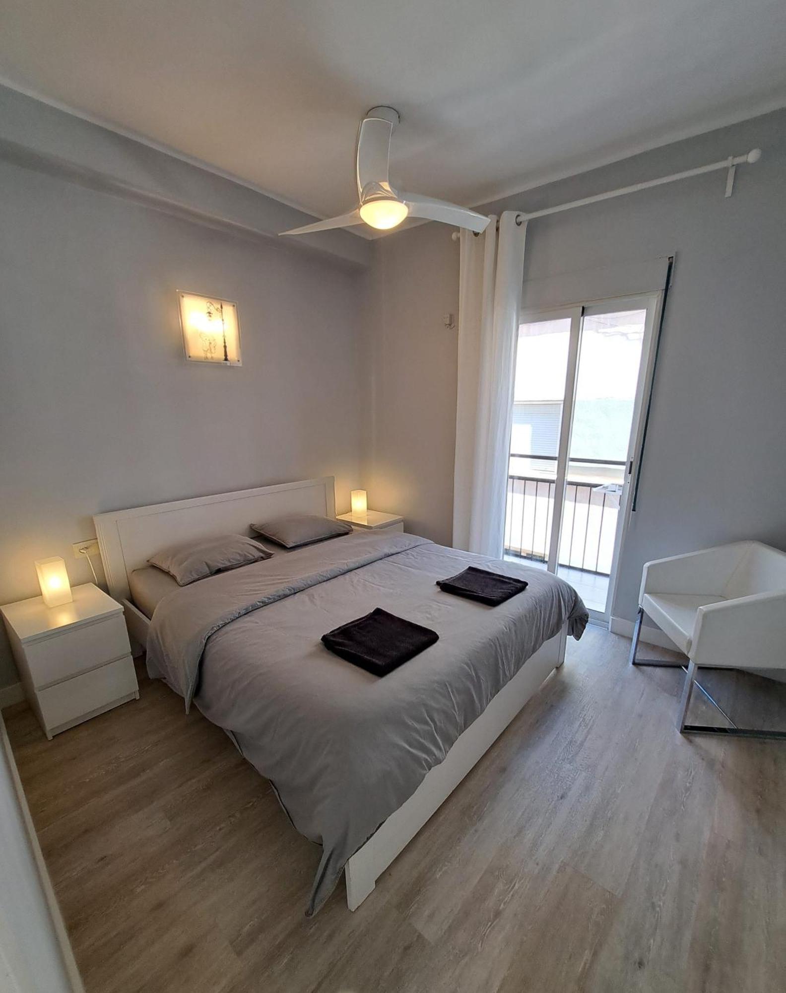 Modern 2 Bedroom Corner Unit In The Heart Of *
