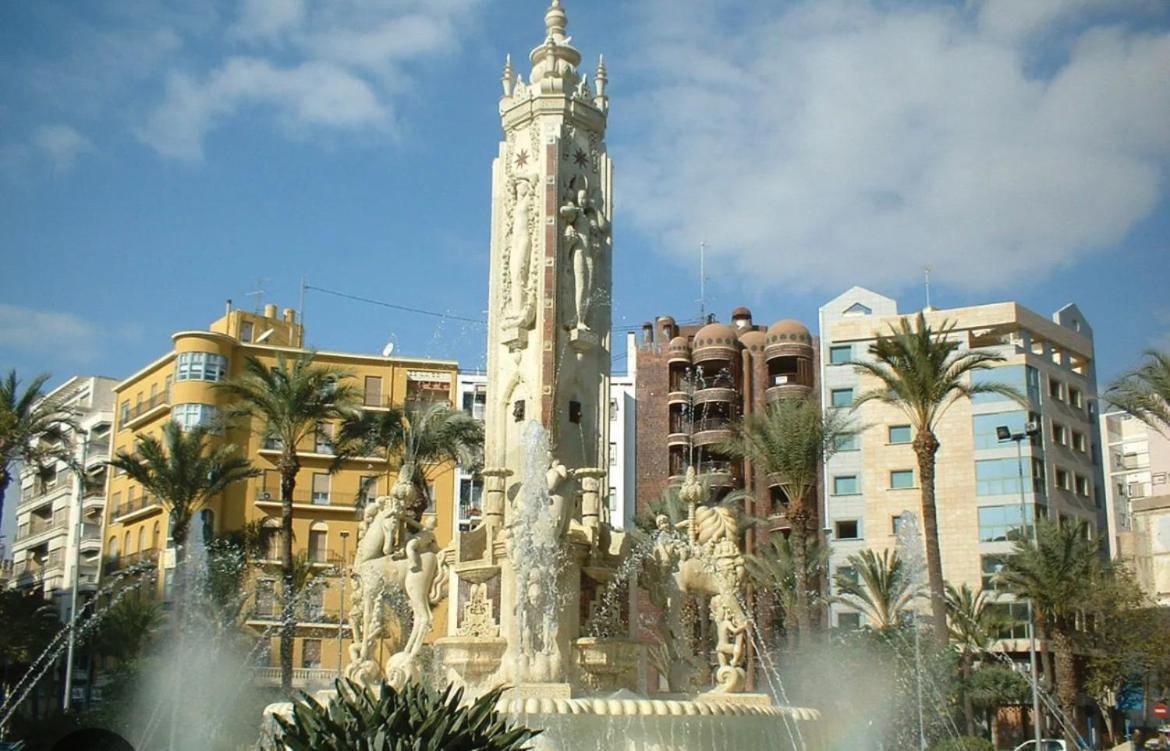 Centrally-located, Spacious Flat At Historic Centre & Short Walk To