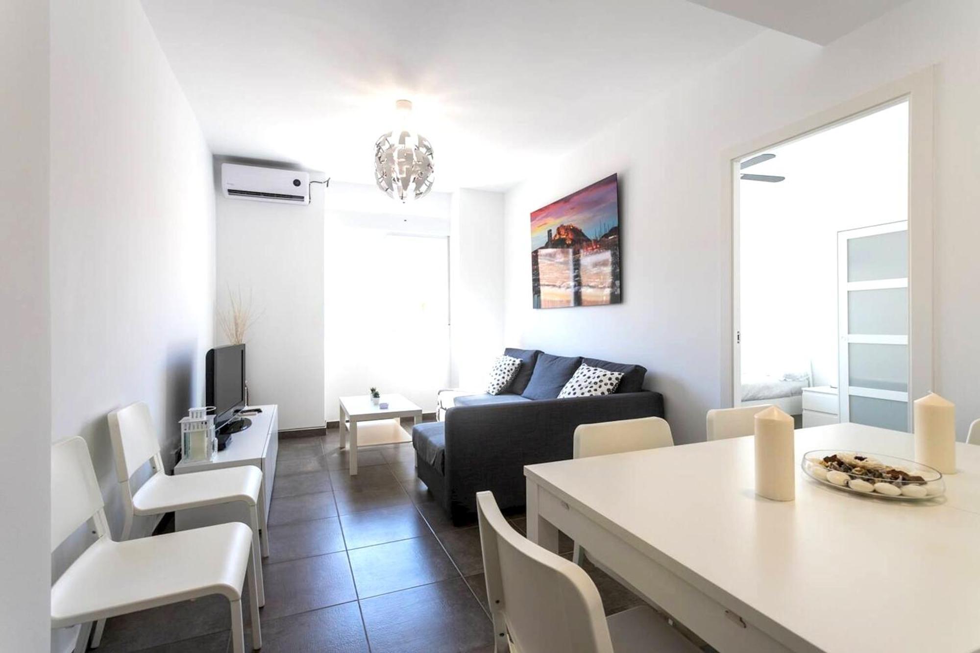 Spacious With Terrace In 120m² Air Conditioned Apartment Alicante