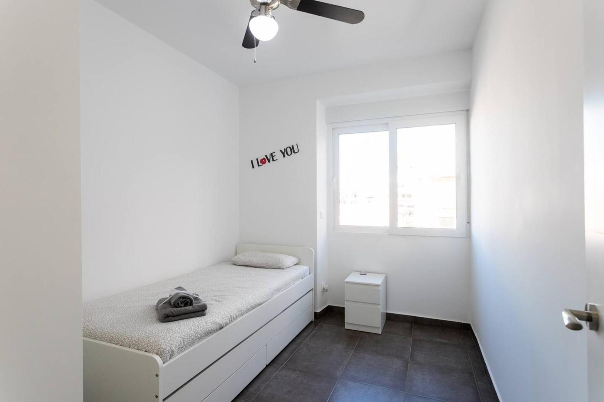 Spacious With Terrace In 120m² Air Conditioned Apartment Alicante