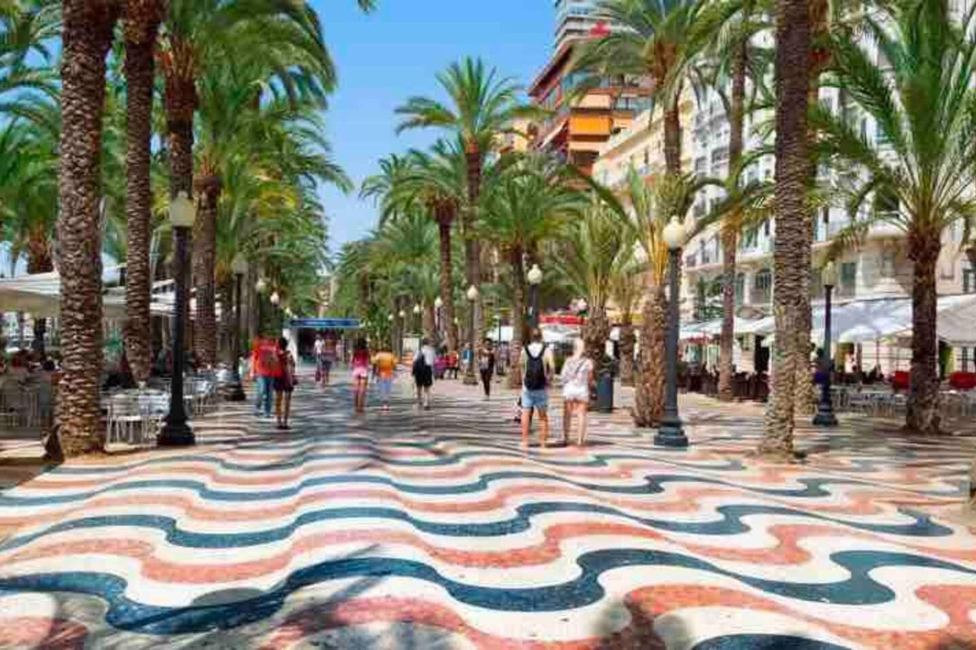 Spacious With Terrace In 120m² Air Conditioned Apartment Alicante