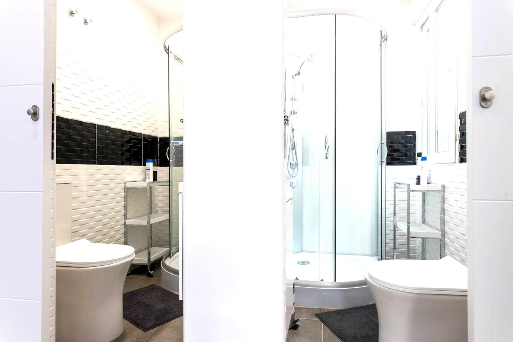 Spacious With Terrace In 120m² Air Conditioned Apartment