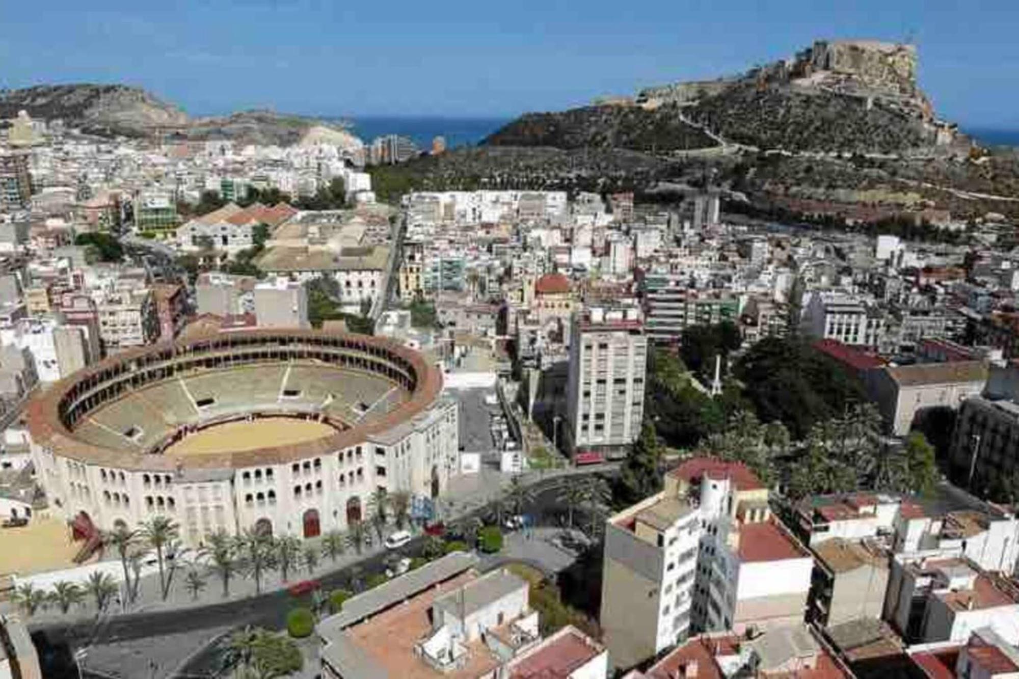 Spacious With Terrace In 120m² Air Conditioned Apartment Alicante