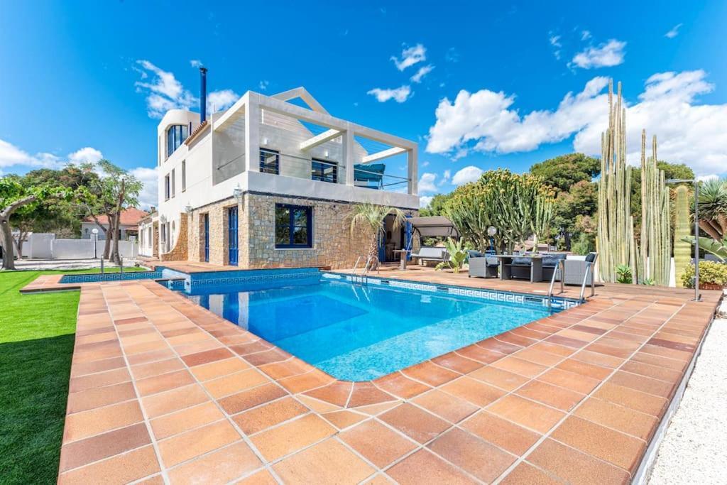 Lucentum Villa *