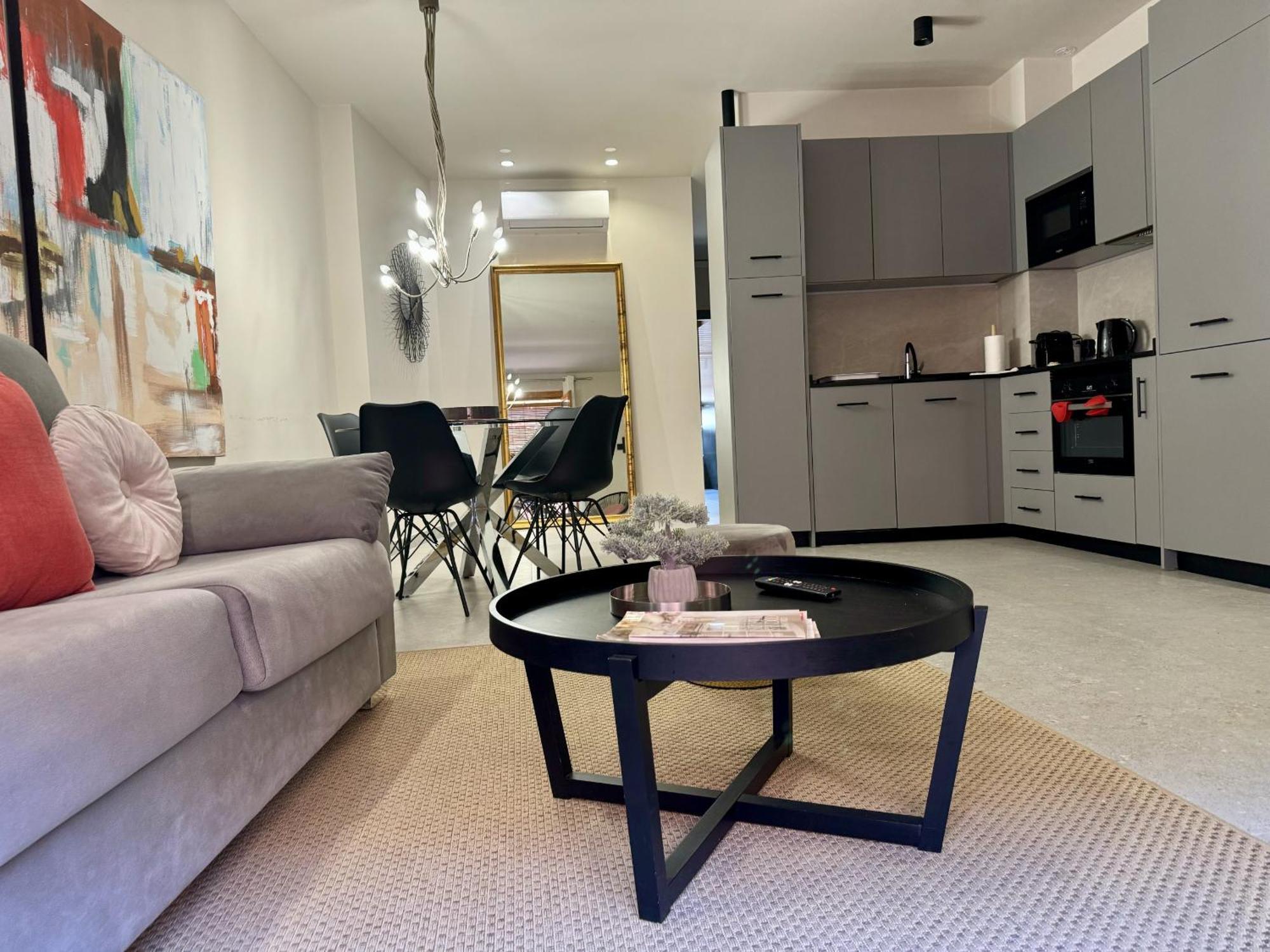 Modern Charm In Barrio Apartment *